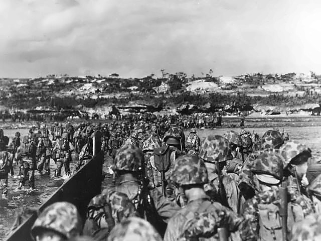 Vylodění u Okinawy 1. dubna 1945.