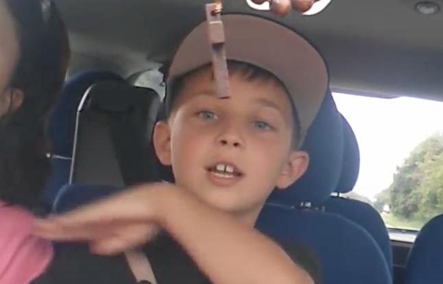 Dítě naznačující podříznutí krku 1