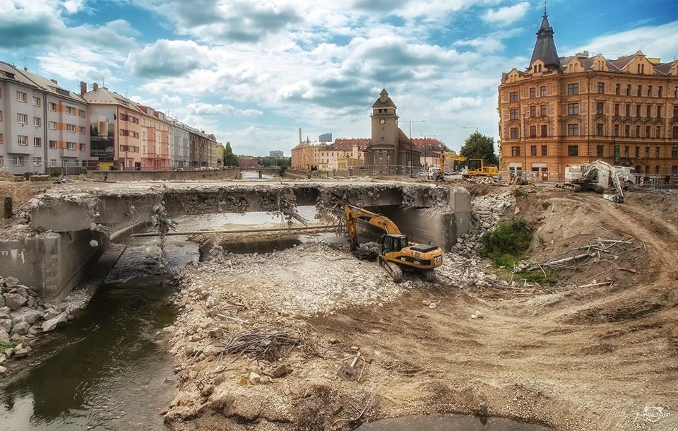 Demolice mostu v Olomouci.