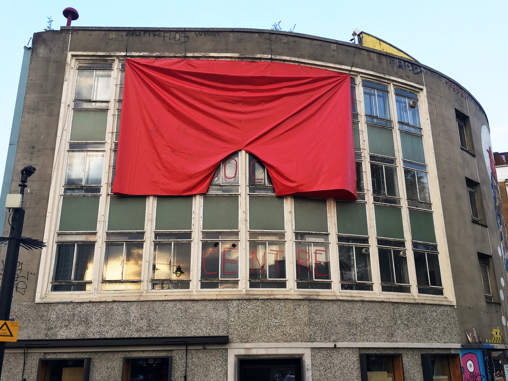 Červené trenky na budově londýnské galerie budou vlát jen do konce července. Pak má být galerie zrušena.