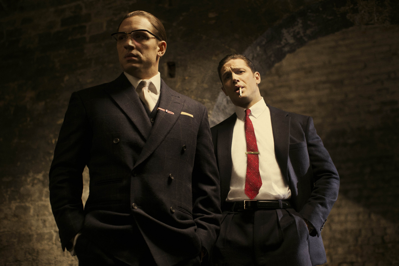 Tom Hardy jako Ronnie nalevo, Tom Hardy jako Reggie napravo