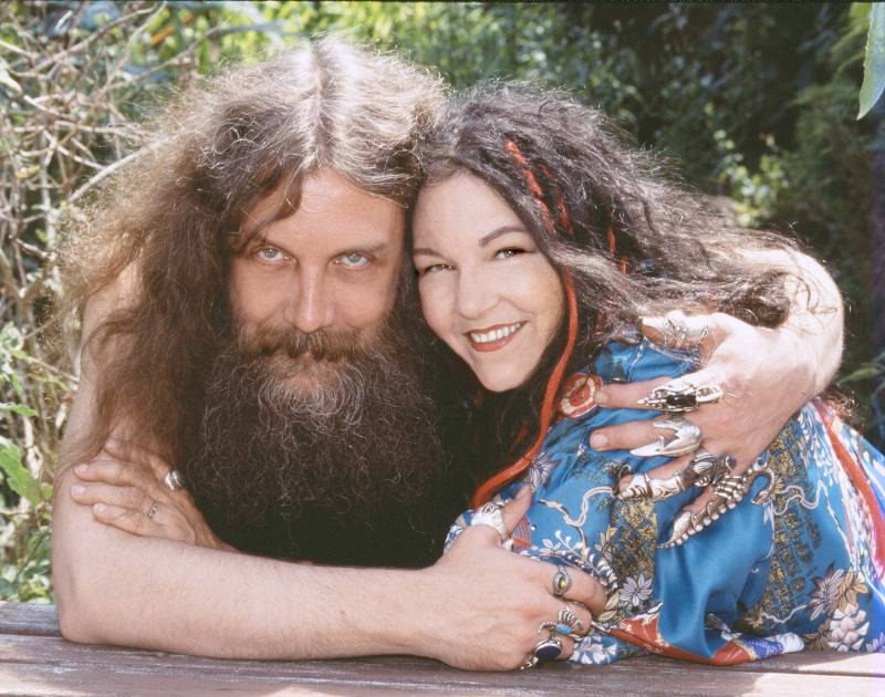 Mladý Alan Moore se svou dlouhodobou partnerkou - maliřkou a ilustrátorkou Melindou Gebbie