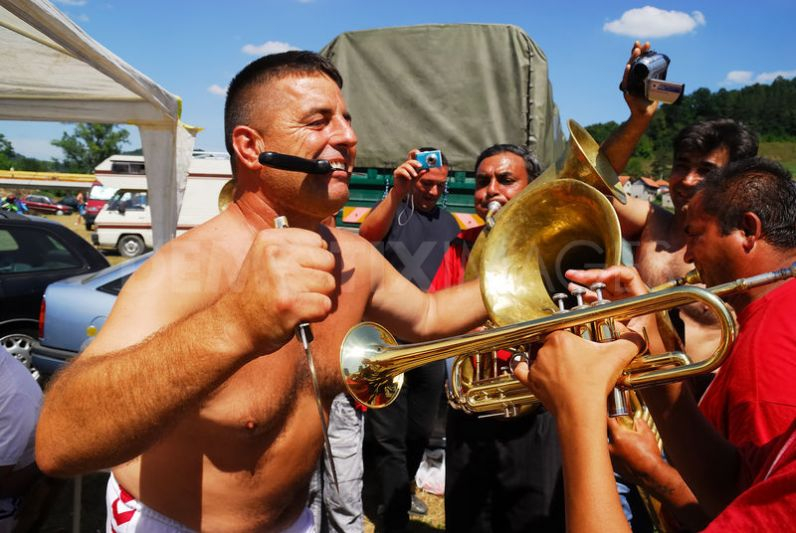 Cikánské kapela a srbský macho - výbušná kombinace