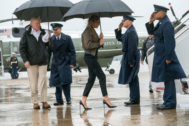 Prezidentský pár míří na palubu Air Force One, který je přepraví do Texasu. Obuv Melanie Trumpové přinejmenším vzbuzuje údiv.