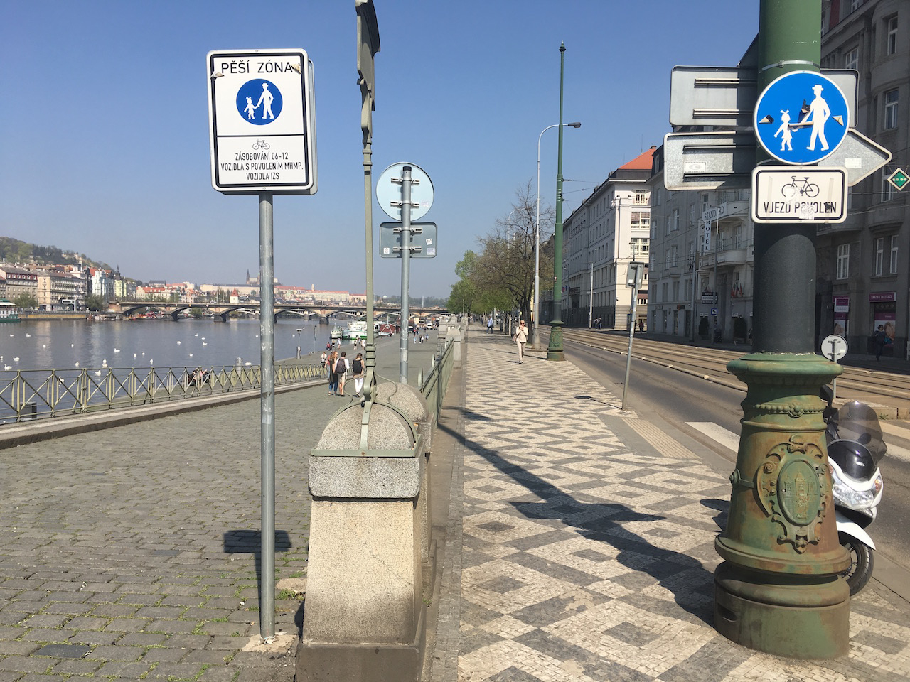 Náplavka u Výtoně. Nahoře je chodník, dole pěší zóna, obojí s pouze povoleným vjezdem cyklistů. Chodci tu mají přednost a cyklisté je nesmějí ohrozit. Což často nerespektují.