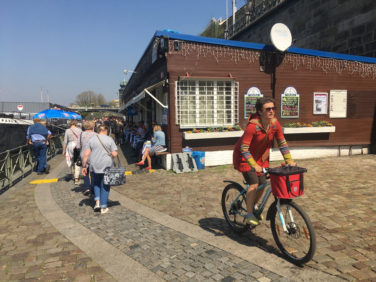 Náplavka u přístaviště parníků. Do zúženého místa plného chodců pustil cyklisty asi nějaký idiot. 