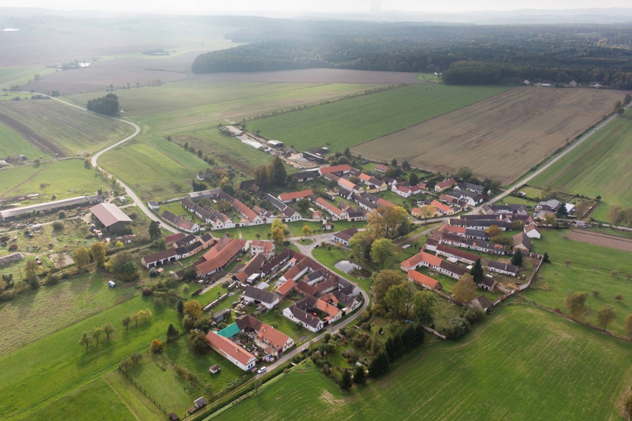 Domy mají dvory a dvory znamenají soukromí. Kdo si dnes staví moderní dům s dvorem? Téměř nikdo.