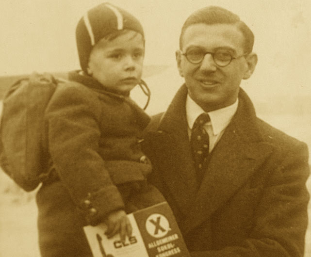 Fotografie, která obletěla svět. Nicholas Winton s jedním z dětí, které čeká budoucnost.