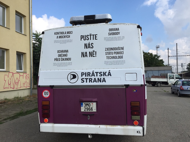 Dojedou Piráti vězeňským autobusem až do Poslanecké sněmovny?