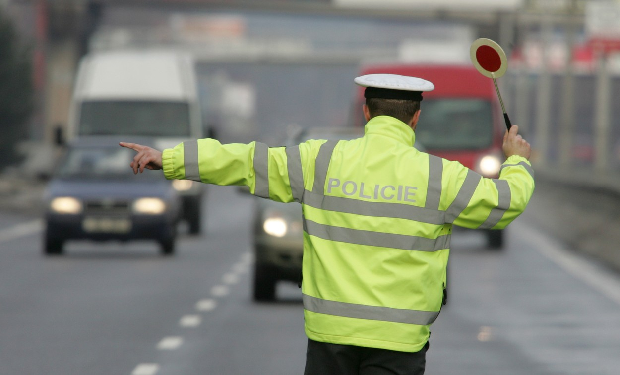 Víte, proč za přejetým policajtem není brzdná čára?