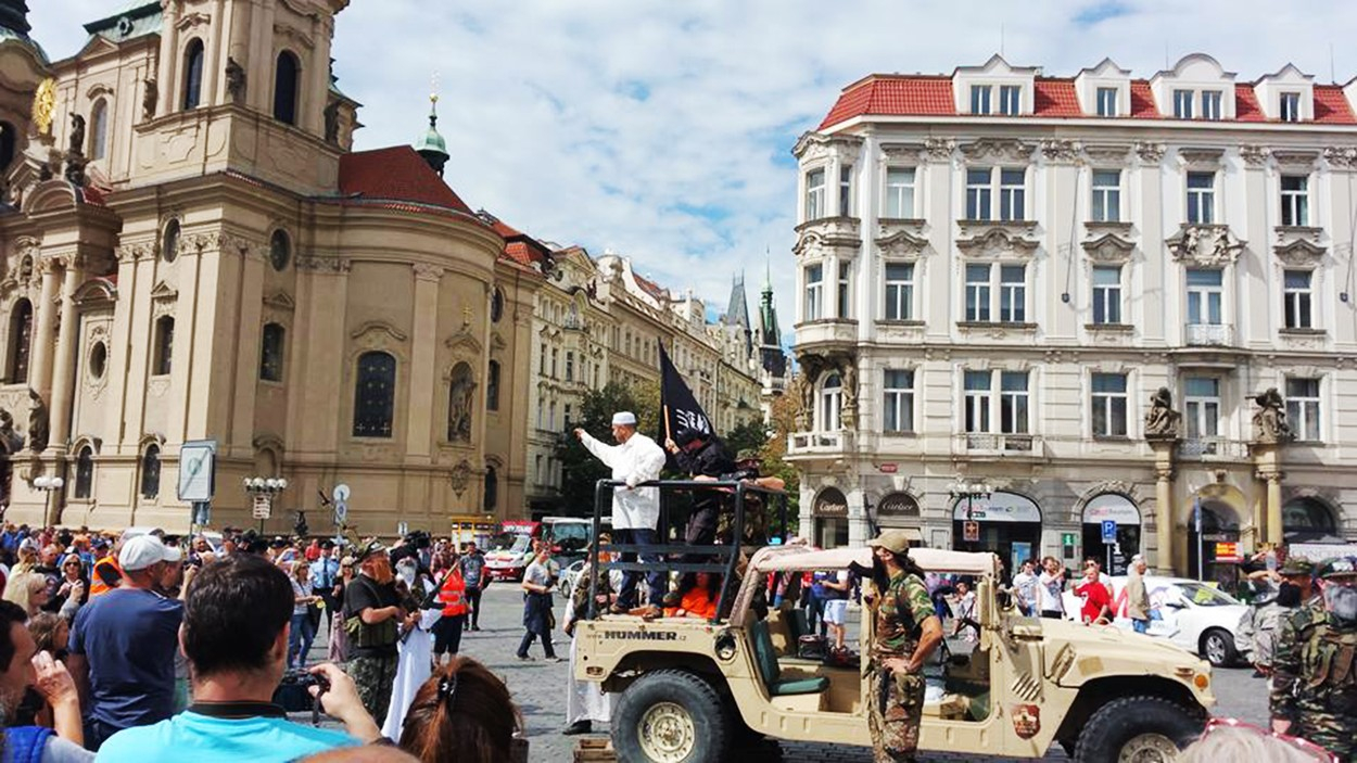 Magor (v bílém) při přepadení Staroměstského náměstí