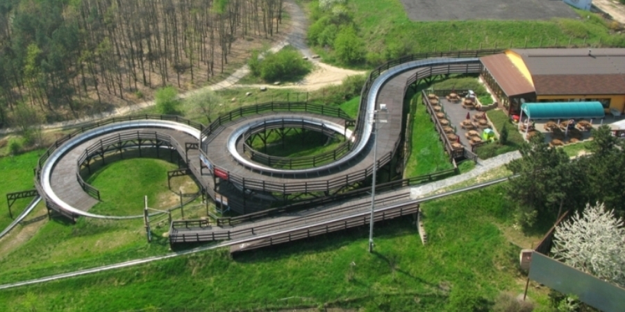 Kromě bobové dráhy je tu od dubna v provozu navíc i lanový park, lezecká stěna a trampolína. To už není žádná zívačka, že?