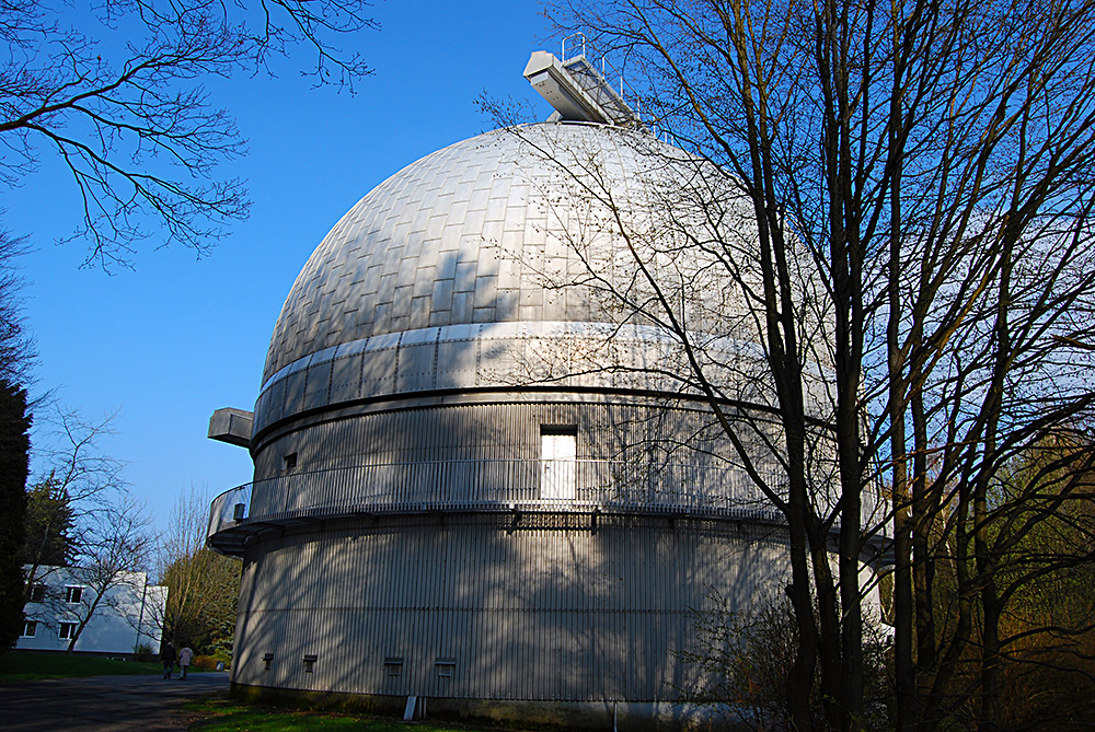 Sluneční observatoř na kopci Žalov nad Ondřejovem kousek od Prahy.