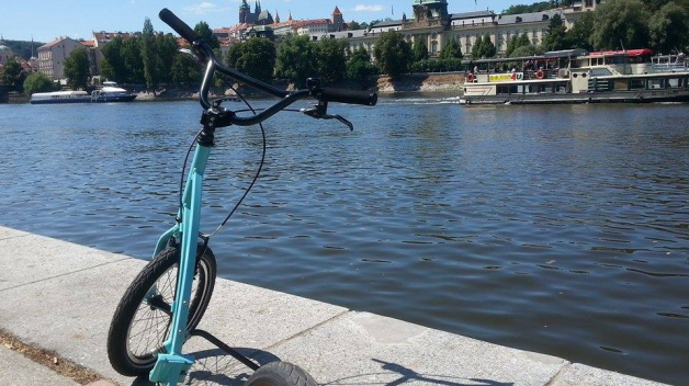 Případné znechucení z všetečných turistů, kteří zírají a cvakají třemi fotoaparáty najednou, můžete zklidnit pohledem na Prahu. Je to krásný kýč a vždycky to funguje