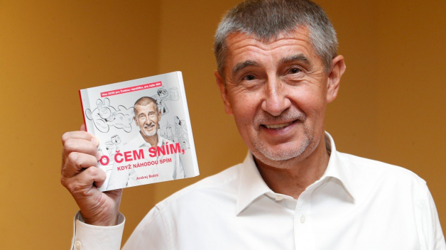 Andrej Babiš se svou knížkou. Ta ho nyní možná dostane do maléru.