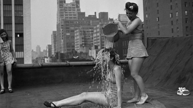 Kbelíková výzva (Ice Bucket Challenge) má starší původ, než bychom se mohli domnívat. Toto se odehrálo v New Yorku v roce 1943.