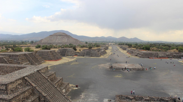 Pohled z Pyramidy Měsíce na Náměstí Měsíce, odkud ústí Třída mrtvých. Po levé straně se vypíná Pyramida Slunce.