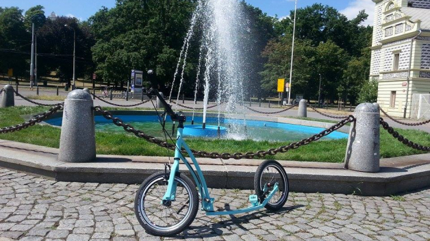 MIBO Mastr je skládací. Má dvě velká šestnáctková kola, přední i zadní brzdy a tuhle nádhernou tyrkysovou barvu, která mi ten den perfektně sedla k tričku. Nemohla jsem být jako ženská víc spokojenější