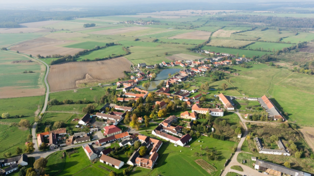 V satelitech kolem Prahy mají u každého domu bazén, protože nemají rybník. Tady mají rybník a nemají na zahradě bazény.