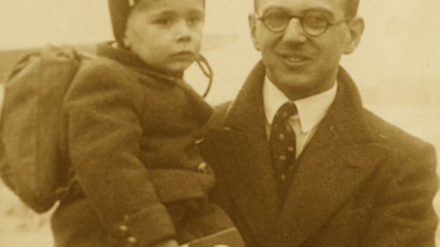 Fotografie, která obletěla svět. Nicholas Winton s jedním z dětí, které čeká budoucnost.