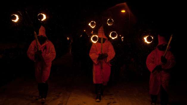 Imbolc v anglickém Marsdenu. Planoucí louče symbolizují boj Slunce se sněhem, který ustupuje, a Země se díky tomu začíná probouzet. Vánoce za námi, jaro na dohled.