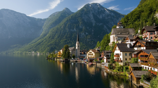 Hallstatt leží jen kousek od dálnice na cestě do Alp. V zimě se to v něm navíc nehemží turisty a na dostřel od něj se nachází spousta parádních sjezdovek.