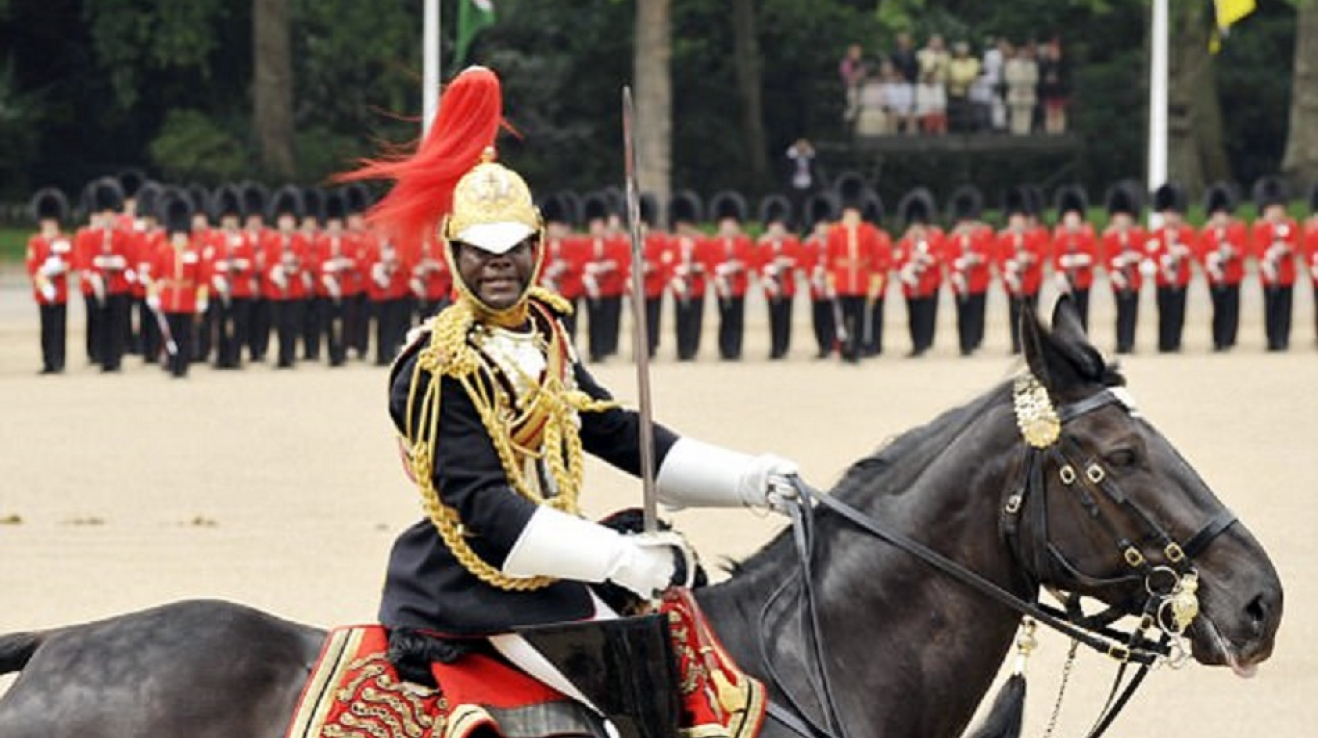 Major královské jízdy Nana Kofi Twumasi-Ankrah byl vybrán do funkce equerryho - osobního bodyguarda a asistenta královny.