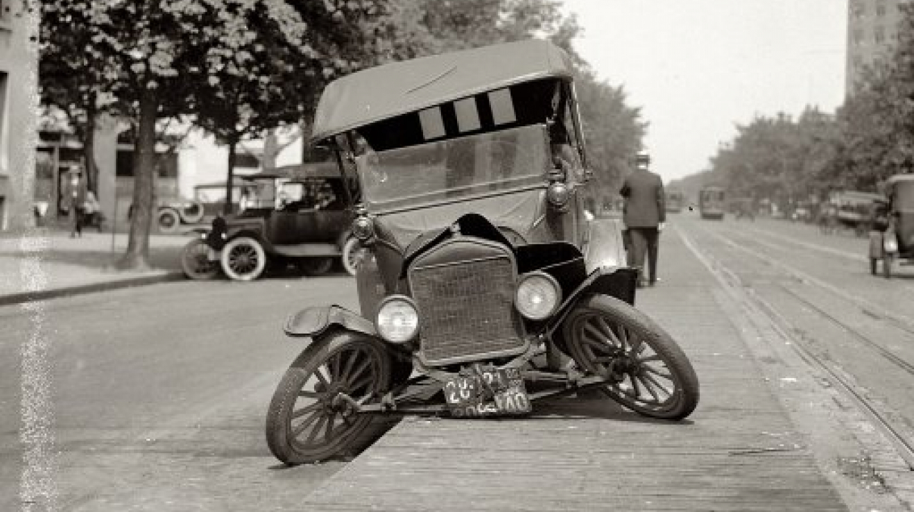 Ford má problémy, 1922. Kolaps přední nápravy s příčnými listovými pery.