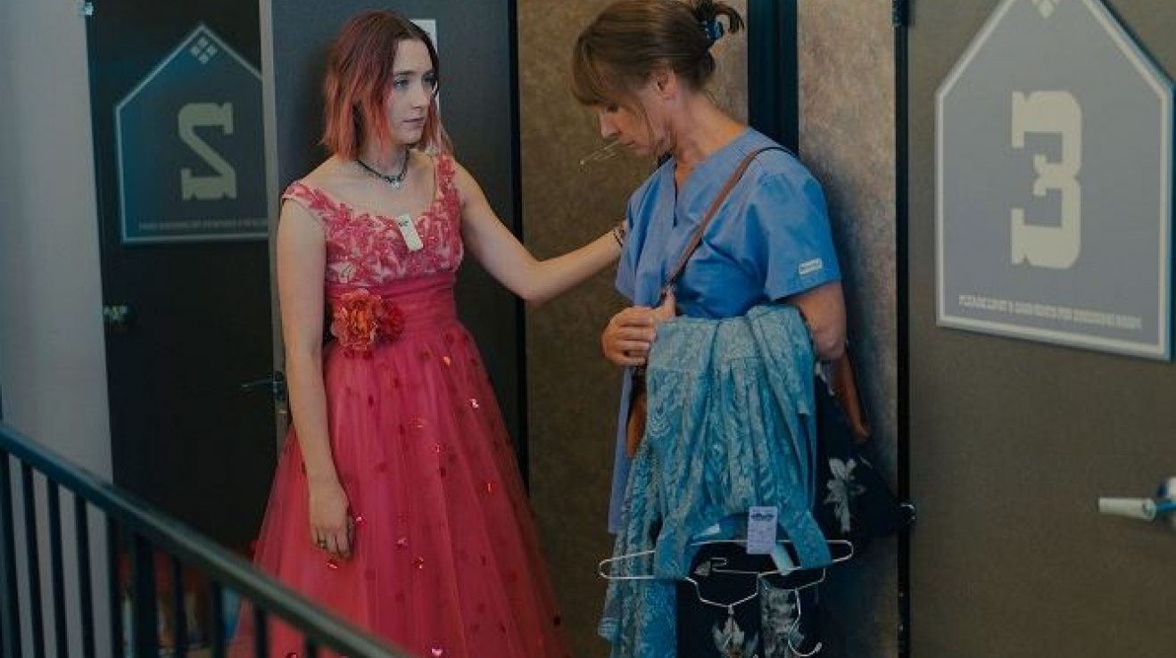 Lady Bird vypráví o holce ze zapadákova, která se snaží dospět a přežít přitom svou matku.