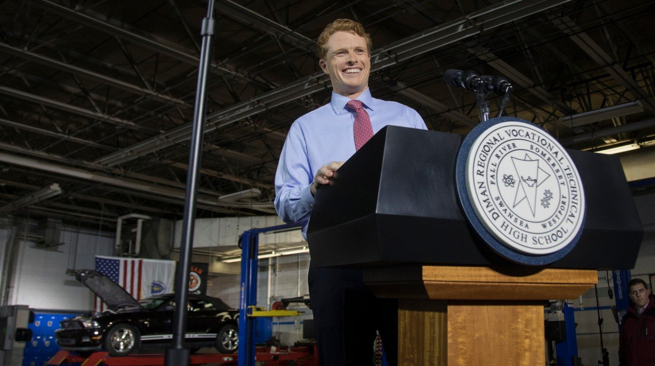 Joe Kennedy III je americký politik, kongresman za demokratickou stranu. 