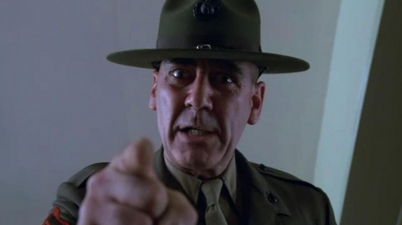 R. L. Ermey aka seržant Hartman děsil všechny milovníky Olověné vesty. Herec v neděli zemřel.