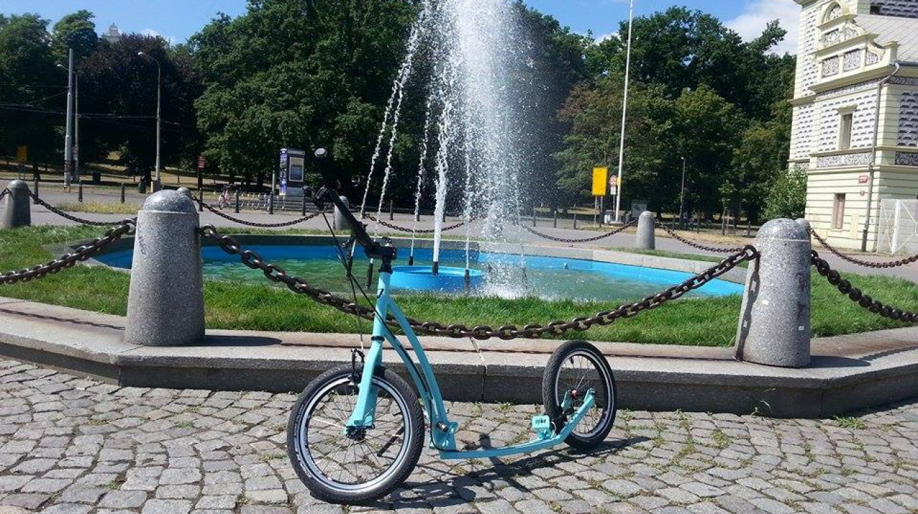 MIBO Mastr je skládací. Má dvě velká šestnáctková kola, přední i zadní brzdy a tuhle nádhernou tyrkysovou barvu, která mi ten den perfektně sedla k tričku. Nemohla jsem být jako ženská víc spokojenější
