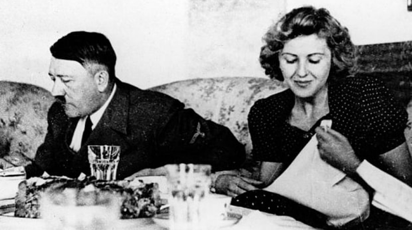 Krátce před společnou sebevraždou uzavřel Hitler sňatek se svou partnerkou Evou Braunovou. Společně pak před smrtí pojedli špagety a zelný salát.