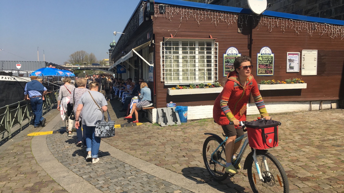 Náplavka u přístaviště parníků. Do zúženého místa plného chodců pustil cyklisty asi nějaký idiot. 