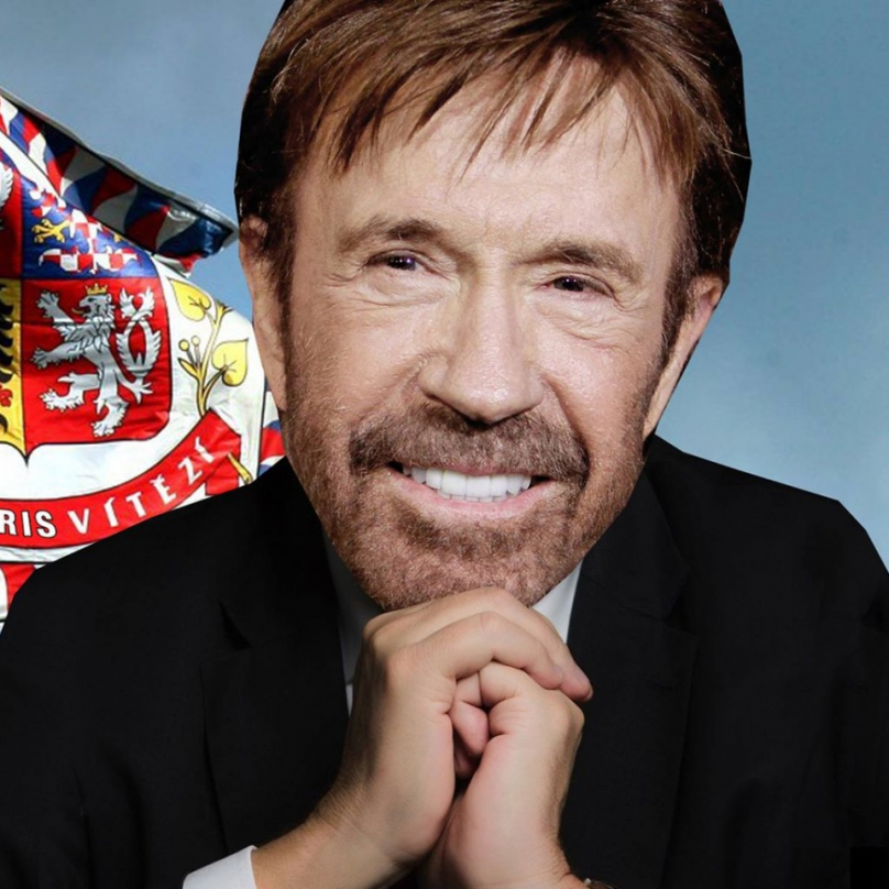 Chuck Norris zvítězí nad lží a nenávistí a vlastně i vším ostatním.