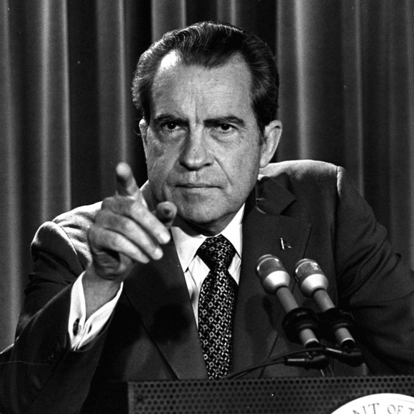 37. prezident USA RIchard Nixon je dodnes jediným americkým prezidentem, který na svou funkci dobrovolně rezignoval. Ačkoliv dobrovolně je možná silné slovo.