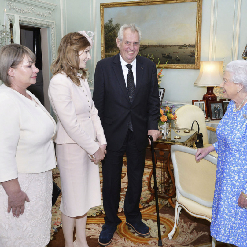 Česká první rodina, včetně nezbedné ratolesti Kateřiny, na návštěvě u britské královny.