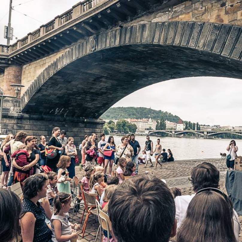 Místo hipsterů a podnapilé mládeže letos Rašínovo nábřeží zaplní bagry a řemeslníci.