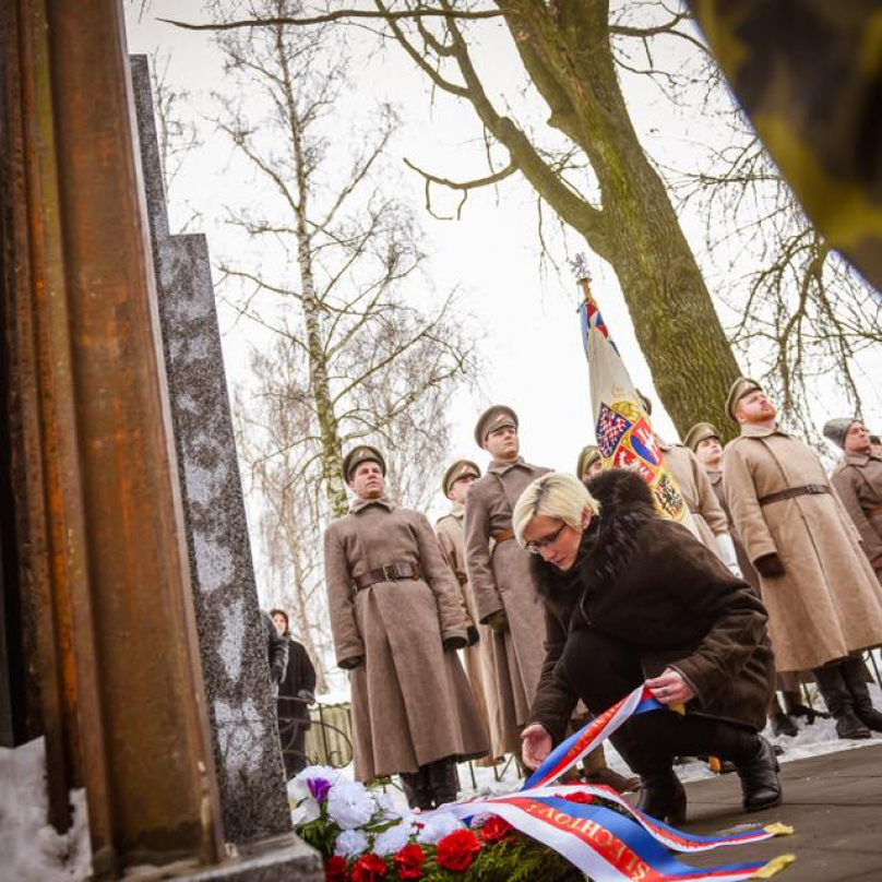 Šlechtová pokládá věnec u památníků českých legionářů, kteří bojovali u Bachmače.