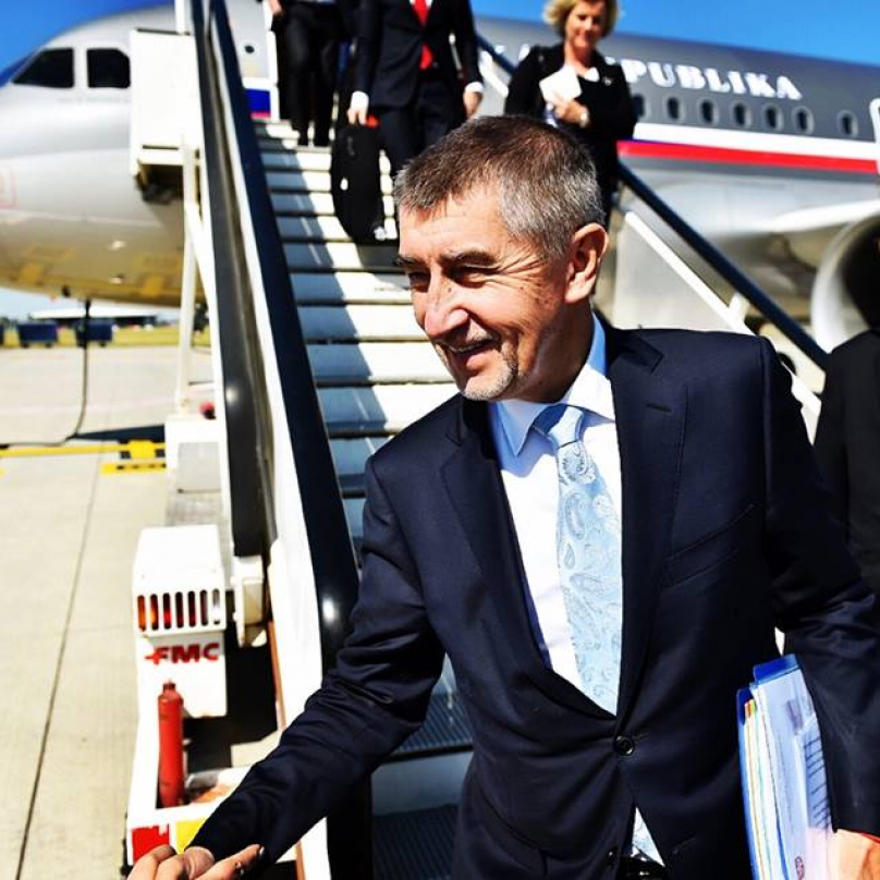 Andrej Babiš vystupuje z letadla. To mají lidé rádi, když vystupuje z letadla. To mu nažene spoustu bodů