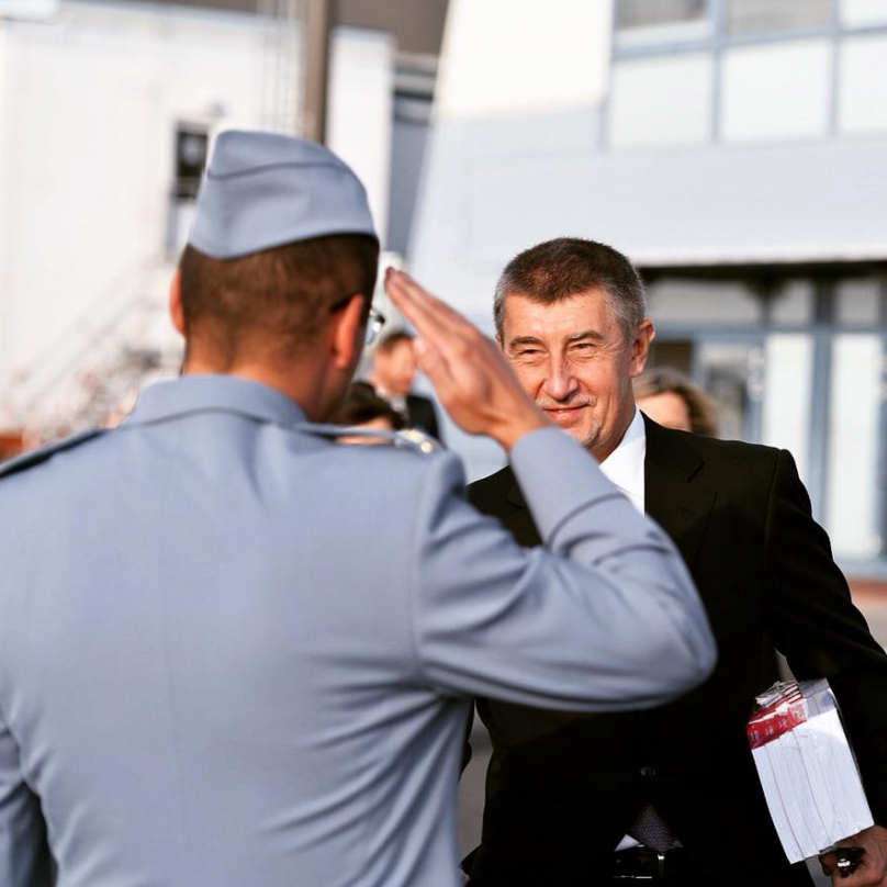 Andrej Babiš (ten čelem do objektivu)