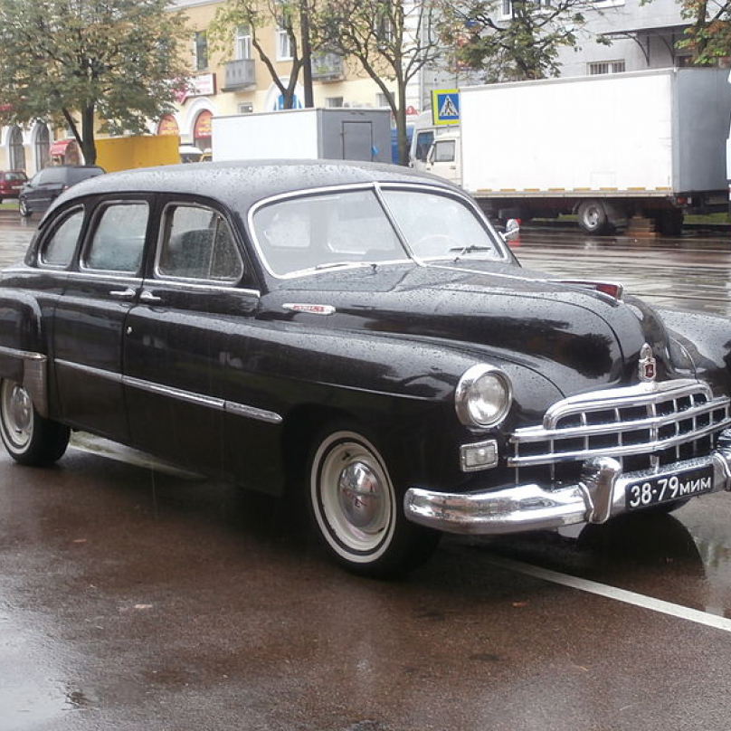 GAZ 12 ZIM - předchůdce luxusních modelů Čajka. Má špatnou pověst, neboť ho mj. využívala sovětská tajná policie.