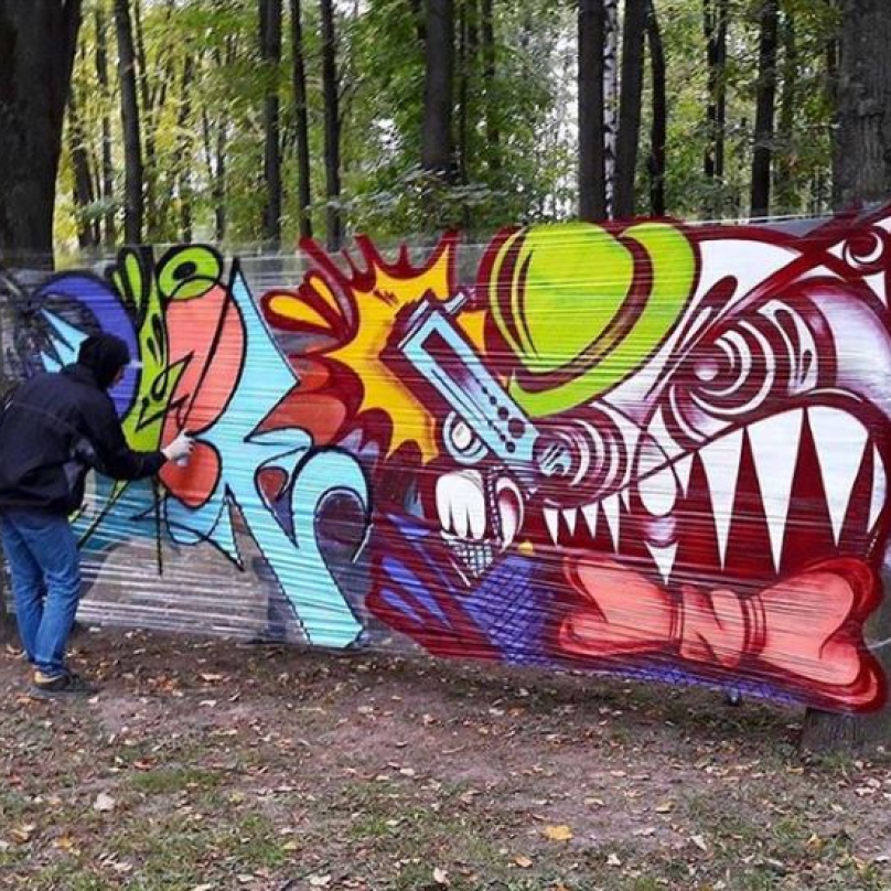 Díky cello graffiti můžete v lese na mýtince potkat propracované barevné zátiší...