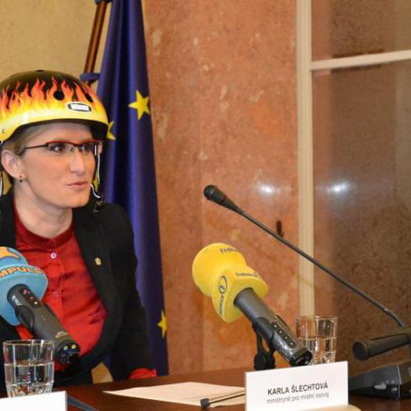 Ministryně obrany má v kanceláři tlačítko 