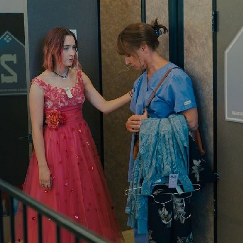 Lady Bird vypráví o holce ze zapadákova, která se snaží dospět a přežít přitom svou matku.