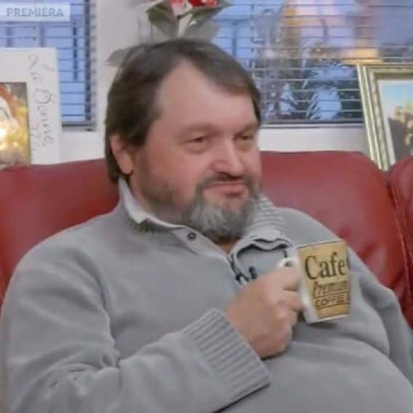 Kdyby vás zajímalo, co dělá Santa Claus jindy než o Vánocích, tak pígluje Ornellu a hádá se se starou Štikovou
