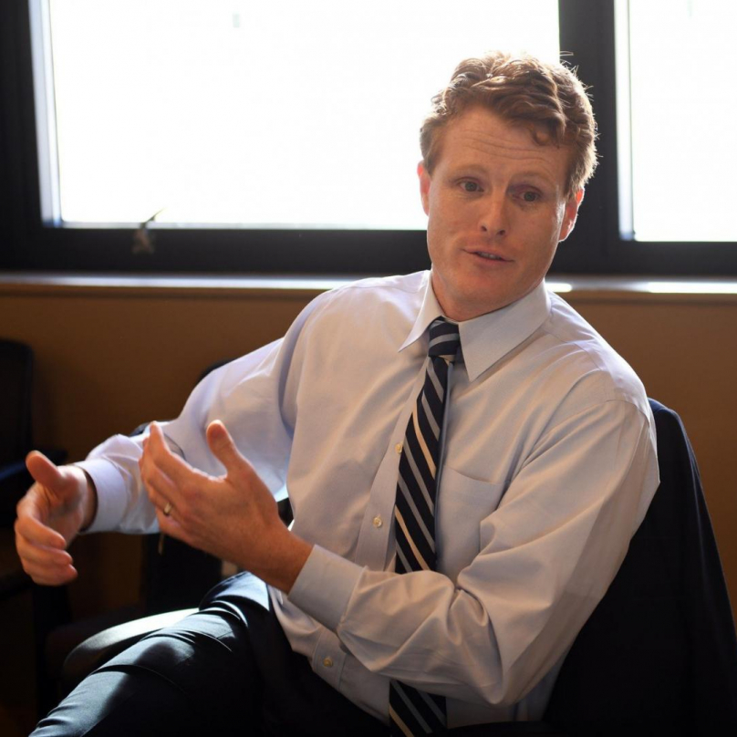 Joe Kennedy III je americký politik, kongresman za Demokratickou stranu. 