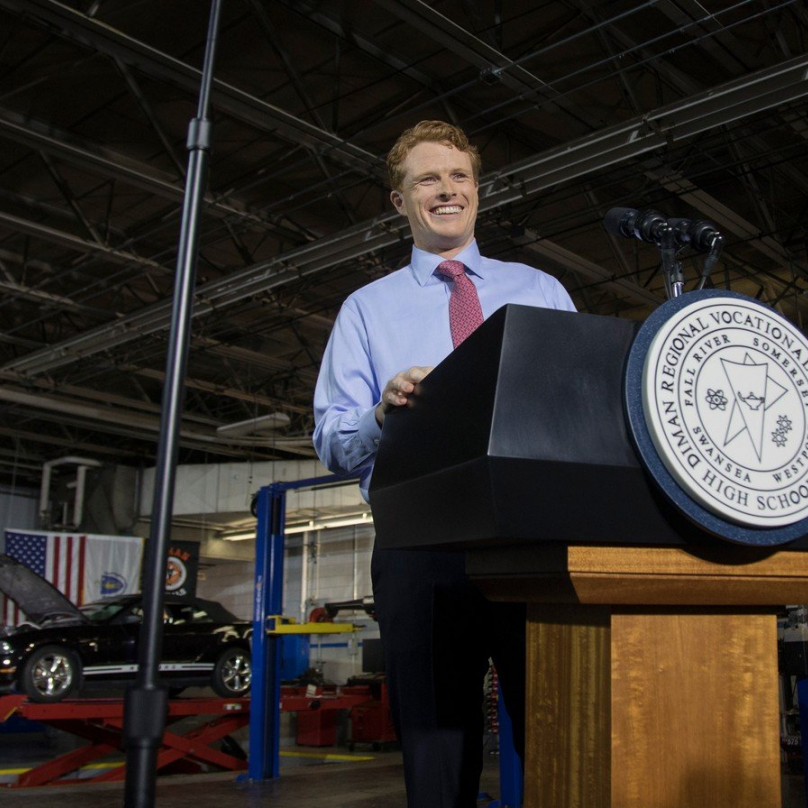 Joe Kennedy III je americký politik, kongresman za demokratickou stranu. 