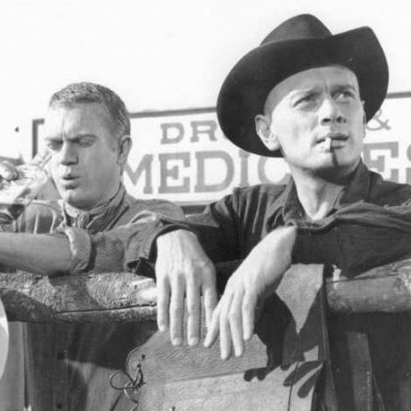 Sedm statečných: Yul Brynner s neodmyslitelnou cigaretou a Stevem McQueenem.