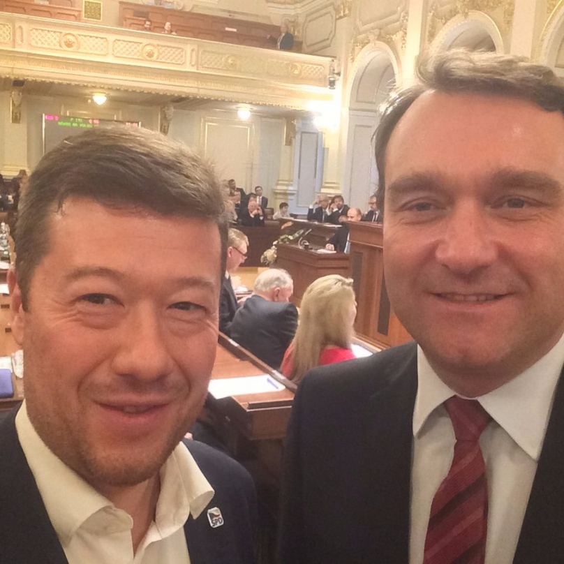 Tomio musí mít své poslance neustále na očích, jinak se mu zaběhnou